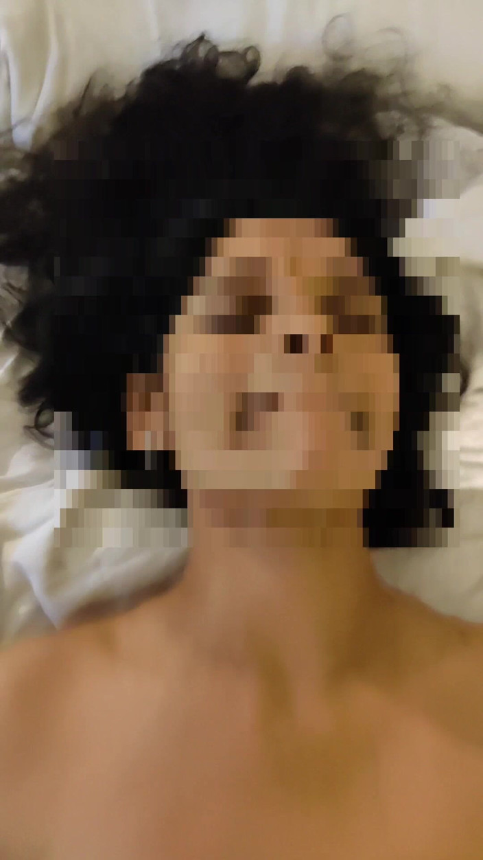 updatingbugs: Un demi-frère desi baise sa demi-sœur pour la première fois,...