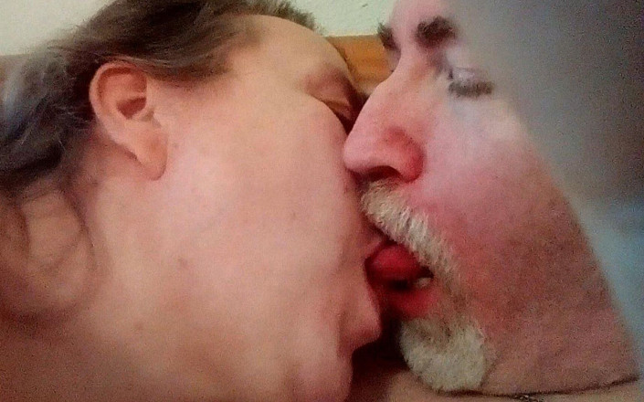 Sex hub couple: Jen și John se sărută în prim-plan