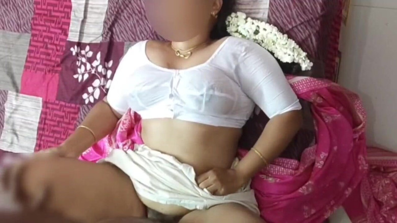 Black & white desicat: Betrügende desi bhabhi in nassen weißen blusen, titten hüpfen schnell