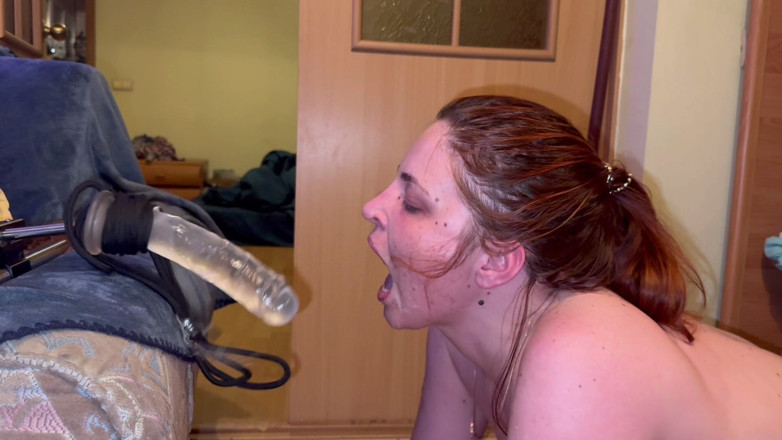 Elena917: Halsfick mit fickmaschine und spuckspiel