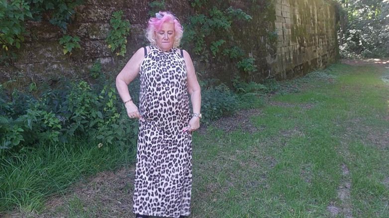 PureVicky66: Zralá děvka prstí kundičku Venku až do stříkající exploze