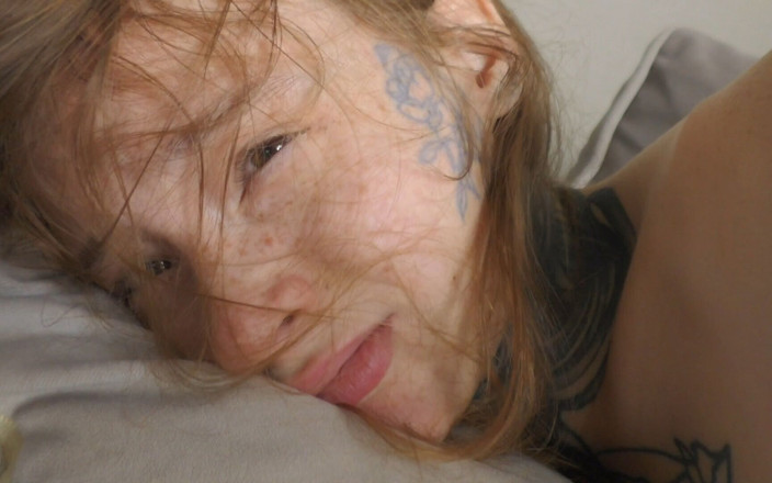 Elena Ginger: Pequeña pelirroja no puede manejar una gran polla