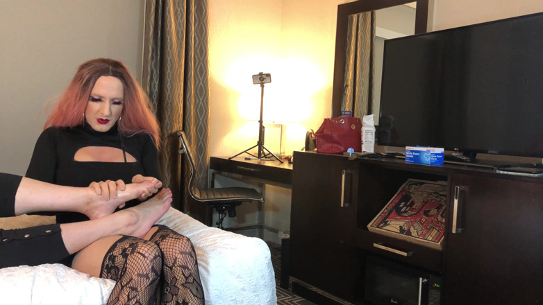Sissy Bailey Wilde: Bărbat feminizat de colegul de cameră ca disciplină