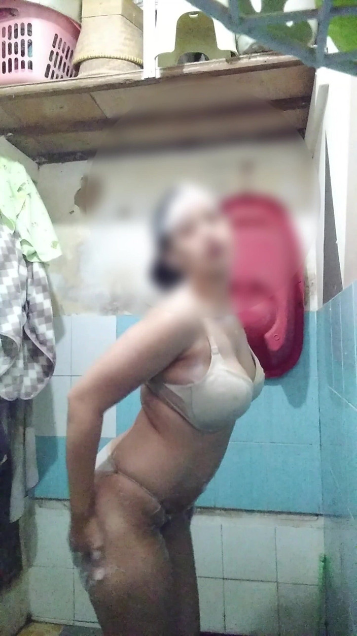 MellyMeylinda: Awek cantik dan seksi di bilik mandi