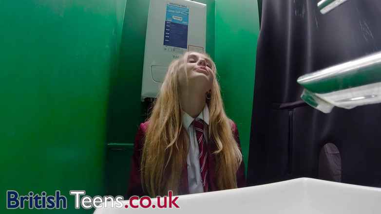 British Teens: Глоріхол: британська 18-річна дівчина смокче член