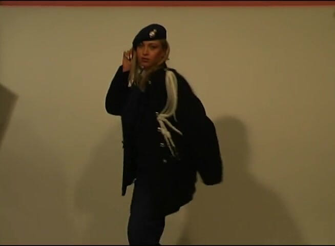 Flash Model Amateurs: Söt blondin i sexig uniform i sensuell stripshow