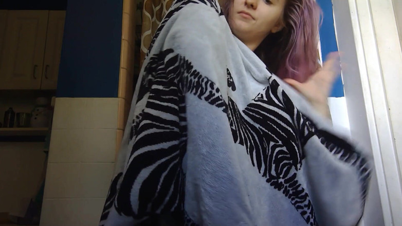 Avarains Playhouse: Colored hair teen shaving shower video