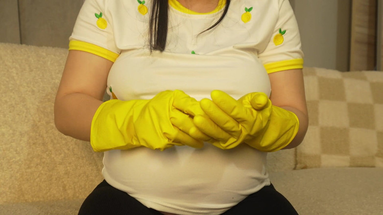 AmayaMori: Giantess继妹羞辱娇小的继兄弟巨人继妹有一个黄色乳胶洗碗手套，因为她