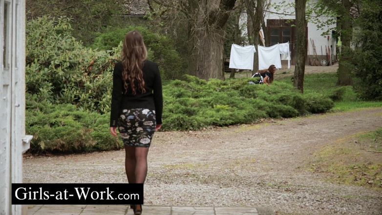 Girls At Work: Niegrzeczna gra z 2 cycatymi pokojówkami