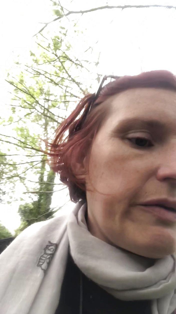 MistressWriggler: Une maman coquine enlève son t-shirt sur des walkies pour...
