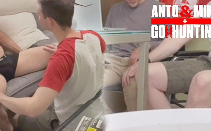 AntoGoesHunting: Mike wordt voor het eerst geneukt tijdens een overleg met...