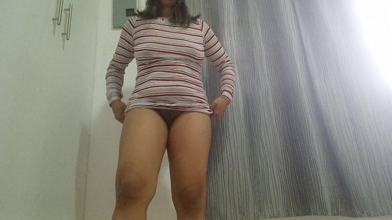PATY PATY: Ma belle-mère perverse fait des mouvements sexy sur son corps...
