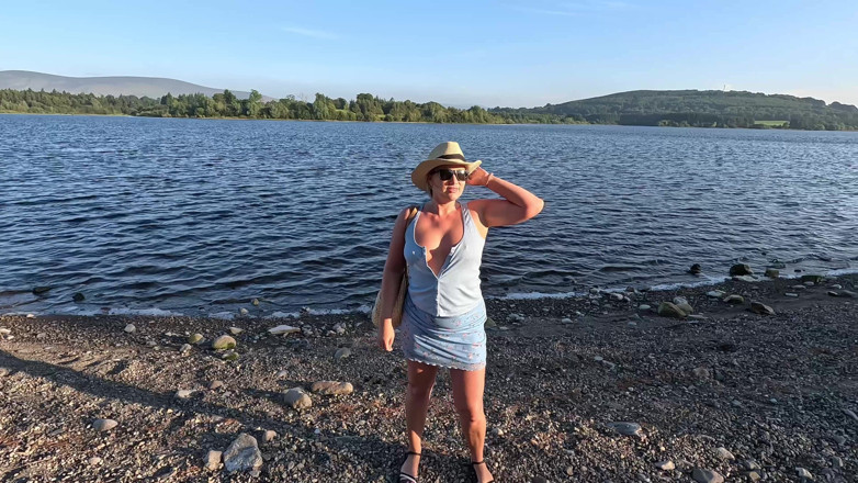 Emma Voyeur: Une Fille Se Masturbe En Public Au Bord Du Lac