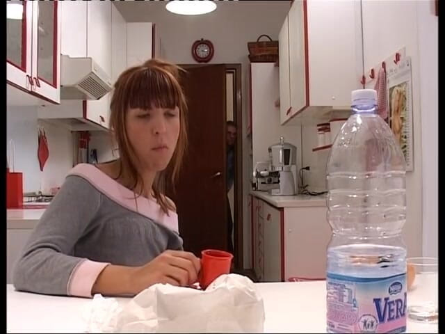 My porn family: Грязный папочка ударяет свою падчерицу на кухне
