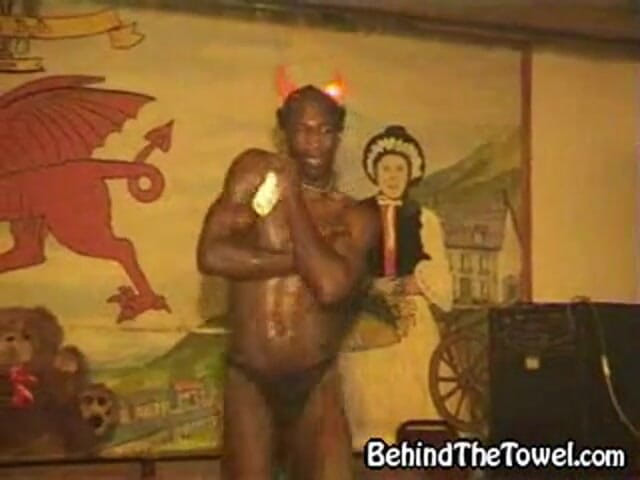 Behind The Towel: Petrecerea fetelor merge bine cu acest negru sexy