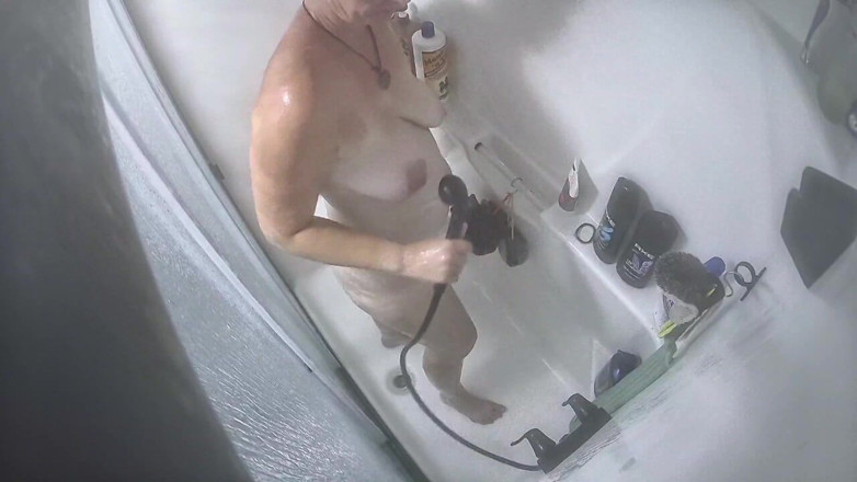 KittieNoOne: Kittie prend une douche