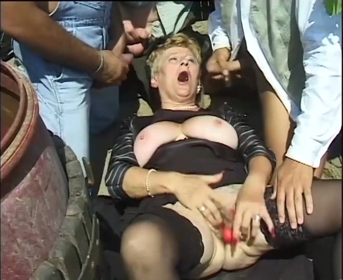 Mature Climax - 100% Mature Videos: Une gilf salope excitée se fait baiser par deux mecs...