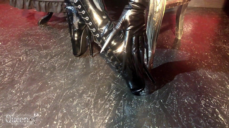 Dominatrix Frida: Dominatrix Frida в латексному комбінезоні - тугий корсет - балетні чоботи - довгі нігті