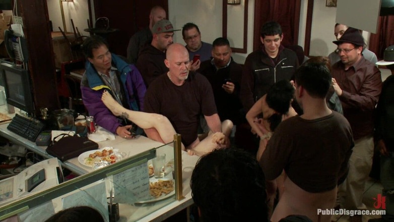 Public Disgrace by Kink: Gratis para todos en el steak house