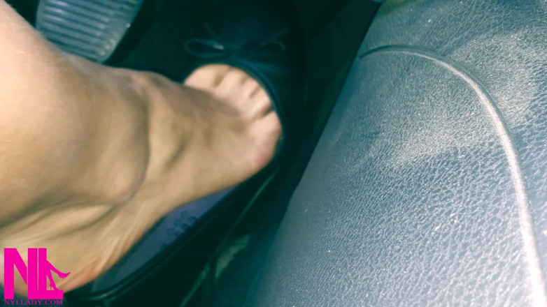 Nyllady: 裸足で黒いレザーフラットシューズを履いてエンジンを吹き飛ばし運転する