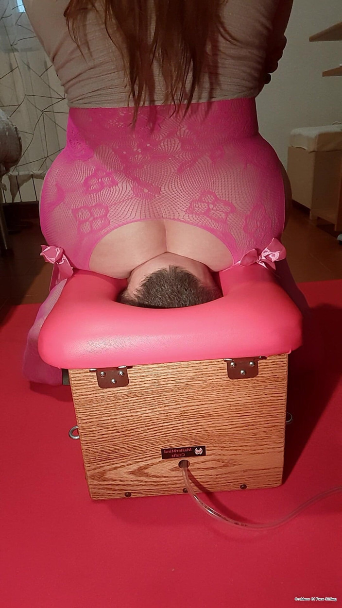 goddess82: Enterré sous ma chatte et mon cul !