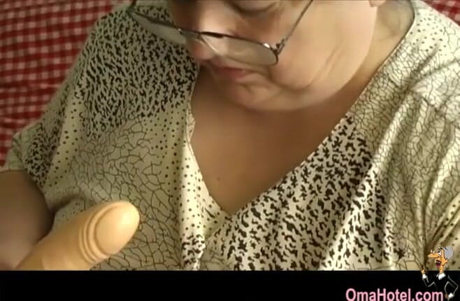 Old Nanny: Nenek gemuk nakal suka muasin memek jadulnya pakai mainan seks