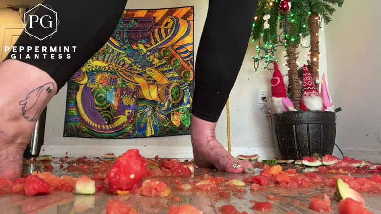 Peppermint Giantess: 67 велетень розміром 16 Slo-mo ноги розчавлюють повільну рухи апельсинів і руйнування кавуна