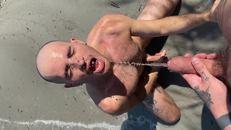 davidedpxxx: Je m’étire le trou et je bois de la pisse...