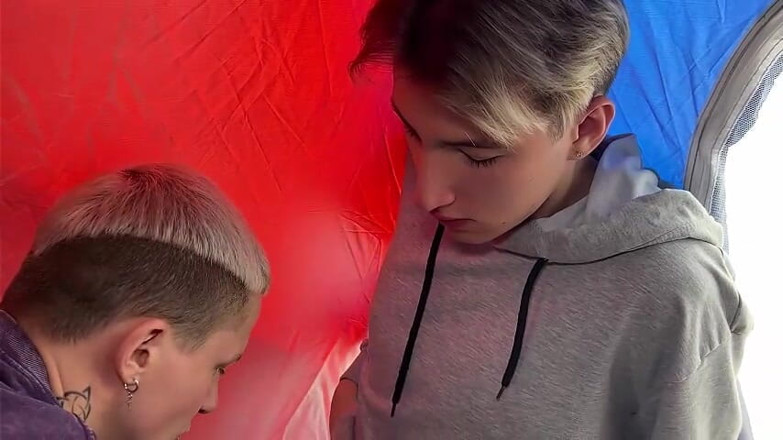 Ethan Lestray: Due ragazzi vengono scopati nel bosco in una tenda da...