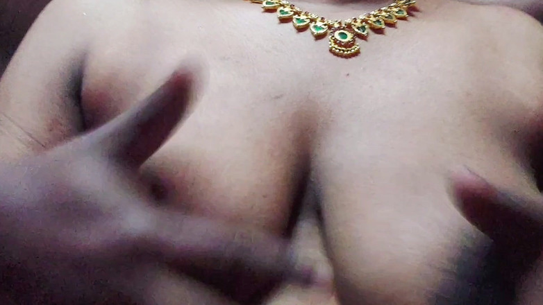 Desi Mohini: Apne boobs tante hot dan seksi