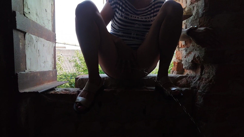 DirtyLubov: Masturbace brunetky na stavbě