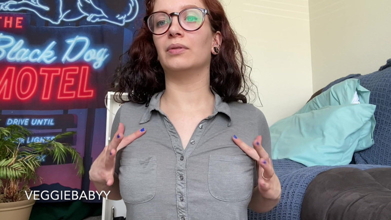 Veggiebabyy: Pequena deusa do mamilo com piercing nos peitos