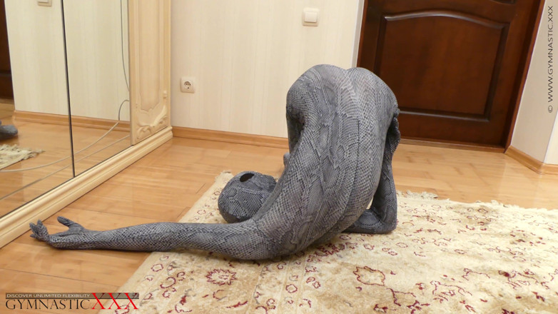 Gymnastic: Taytlı kedi kıyafeti içinde contortion queen