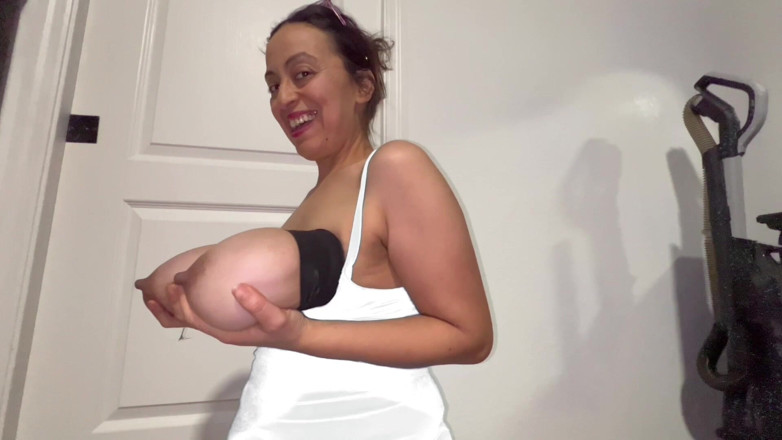 VeeVee Vixen: Seins énormes gorgés de lait