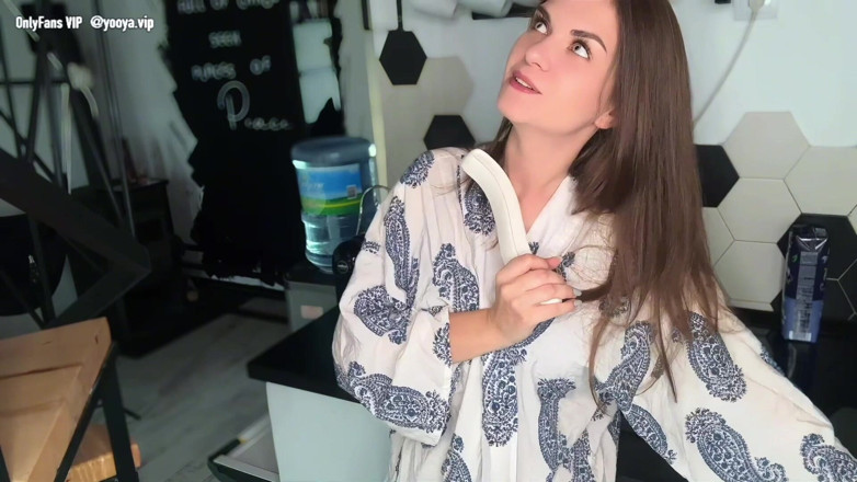 YooYa ASMR: Une belle-mère collante se fait prendre par son beau-fils ringard...