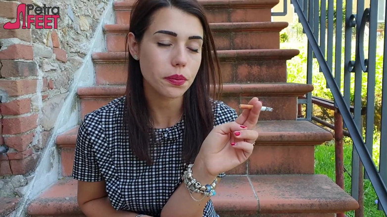 Smokin Fetish: Ao ar livre, ação de fumaça com morena Petra