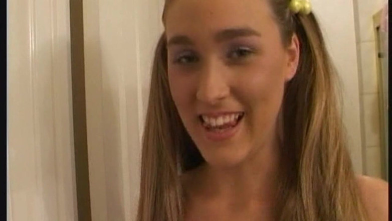 THAGSON 18+: Mogen blond milf blinkar hårig fitta på djärva utomhusplatser