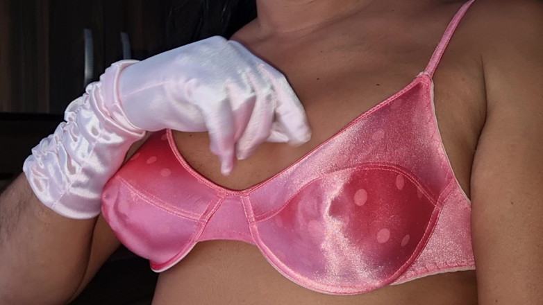 Only bras: Un classico reggiseno in raso vs. sati, con tette a...