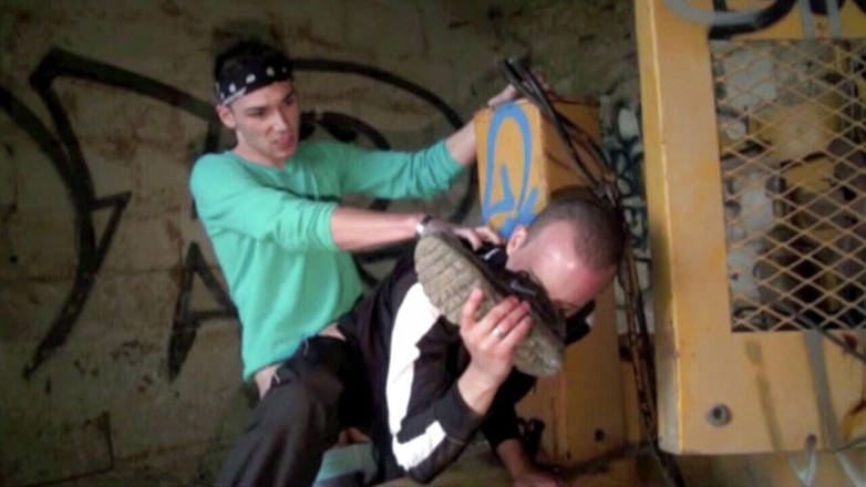 Sneaker Sex Kinky: Twinks uległy trampkom w miejscu rejsu