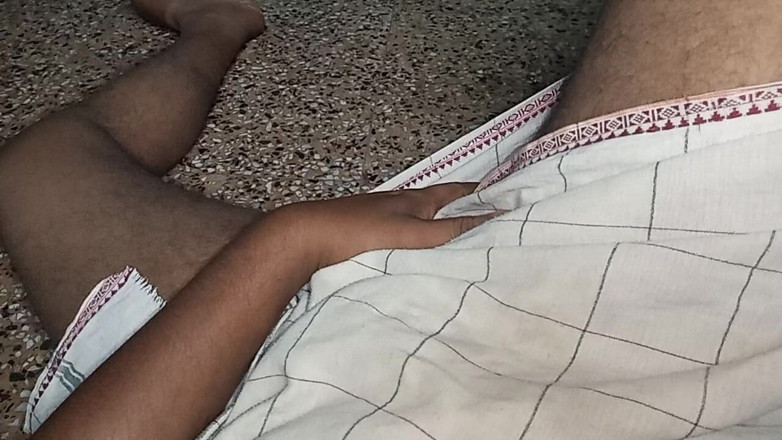 Sweet Indian cock: インドの男の妻がオフィスでアナルとキスを交わす