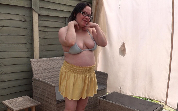 Littlevixen: Moglie sexy in minigonna gialla e top bikini con grandi...