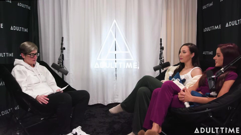 Adult Time Podcast: Lezbiyen seksten sonra yıldızları podcast'i