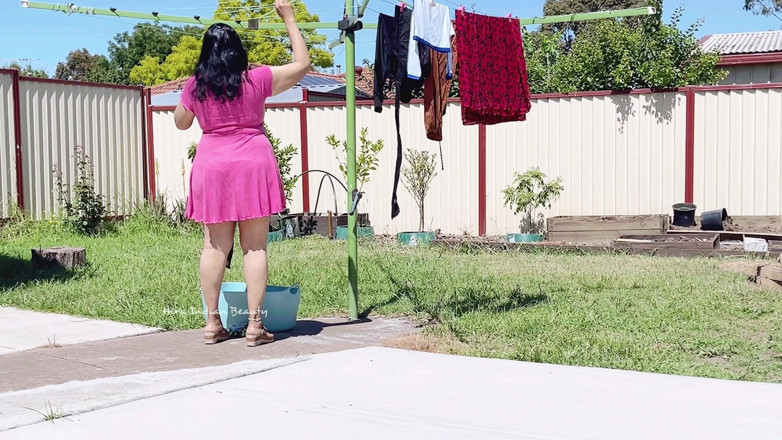 Hot 365 Entertainments: Une femme au foyer sexy taquine avec sa routine quotidienne -...