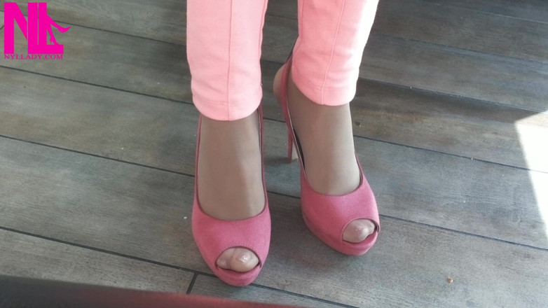 Nyllady: Shoeplay dengan kasut tumit tinggi di bar