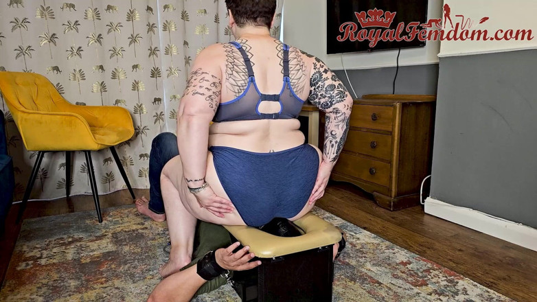 Royal Femdom: Enfermé sous mon cul gazeux