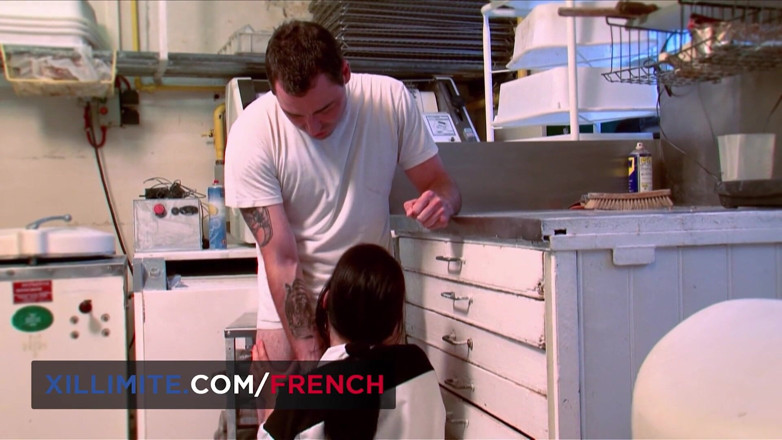 French girls at work: Francouzská kozatá brunetka Lana Fever šuká pekaře