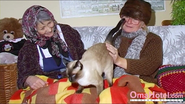 Old Nanny: Oma Hotel -Erna w lesbijskich lizanie i zabawy