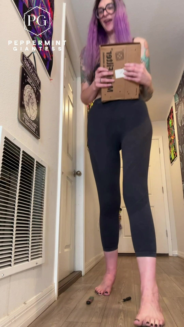 Peppermint Giantess: Une géante aux pieds nus de 6'7 domine tout à la maison !...