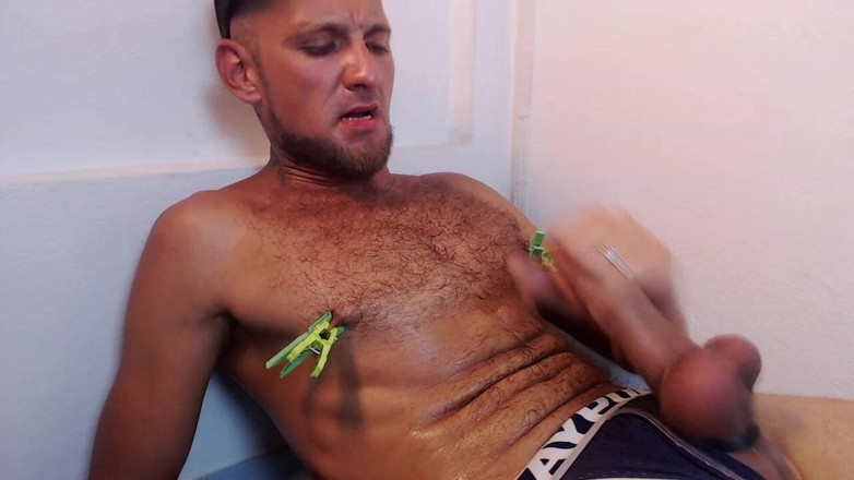 Eddie Star: Stříkání mé chlupaté prsa s kolíky na bradavky