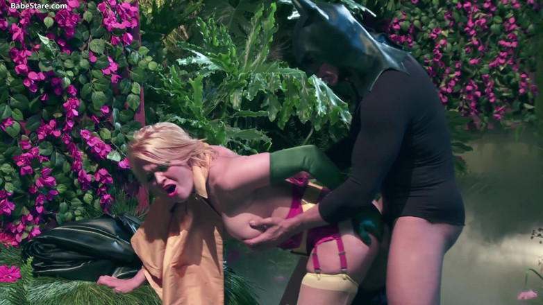 Babe Stare: Poison Ivy, parodie : des filles sexy en costumes font une...